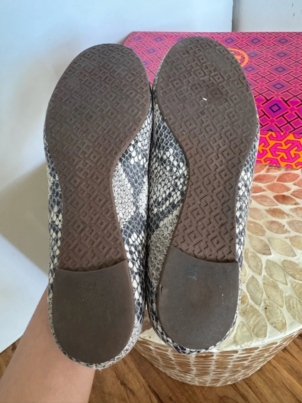 Tory Burch Reva Natural Gray Snakeskin Leather Logo Ballet Flats size 8 - Picture 9 of 10